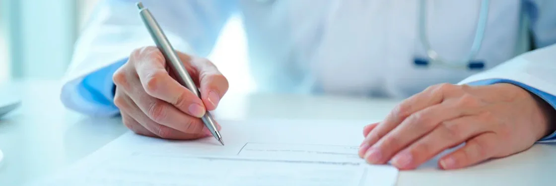 Врач пишет справку